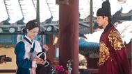 Ji-young receives a present from the King (Image via Netflix)